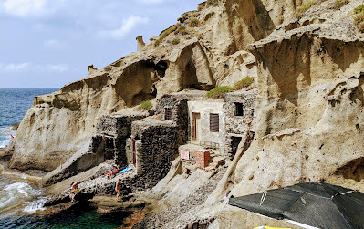 Photo de Spiaggia di Pollara (Pollara Beach)  (Ile Salina)